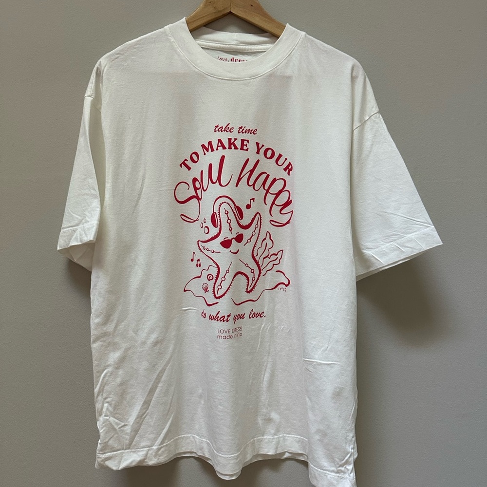 Dress To White Tee with Red Starfish Design